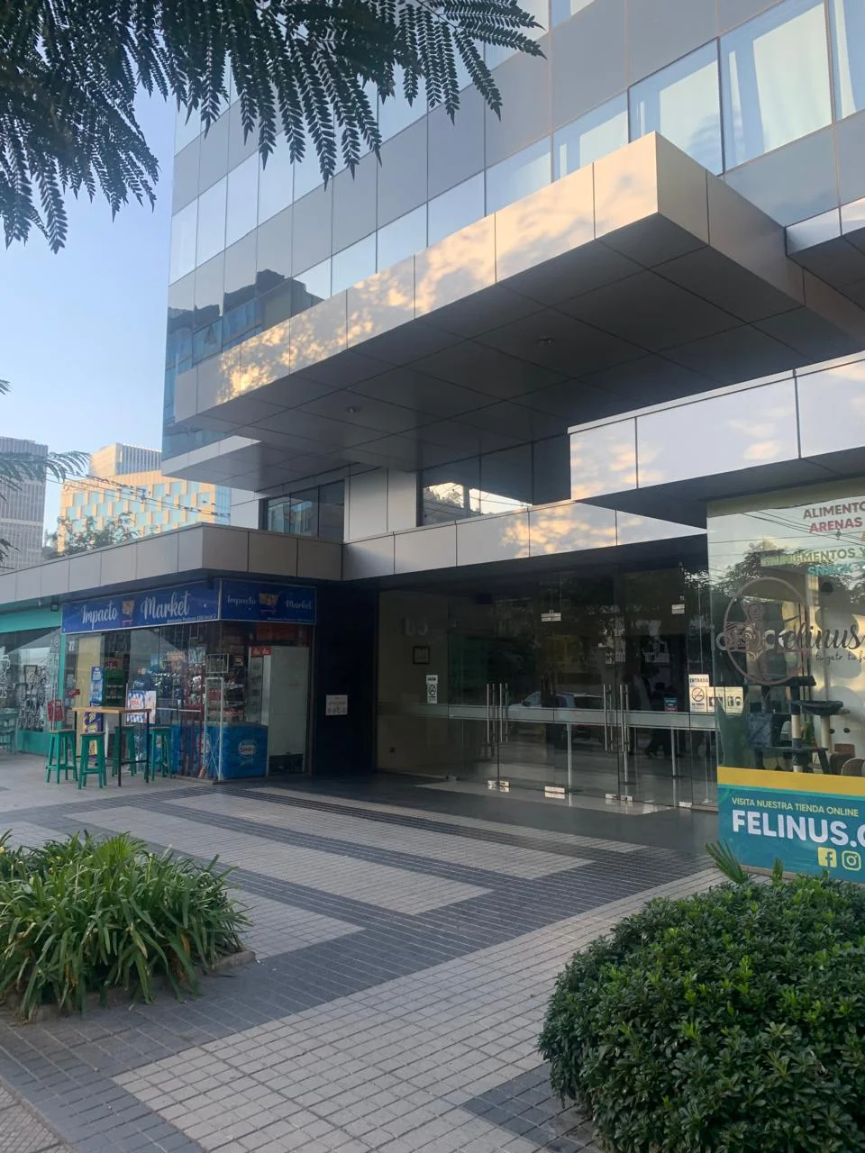 Entrada del edificio donde atiende Centro Psiquis en Providencia