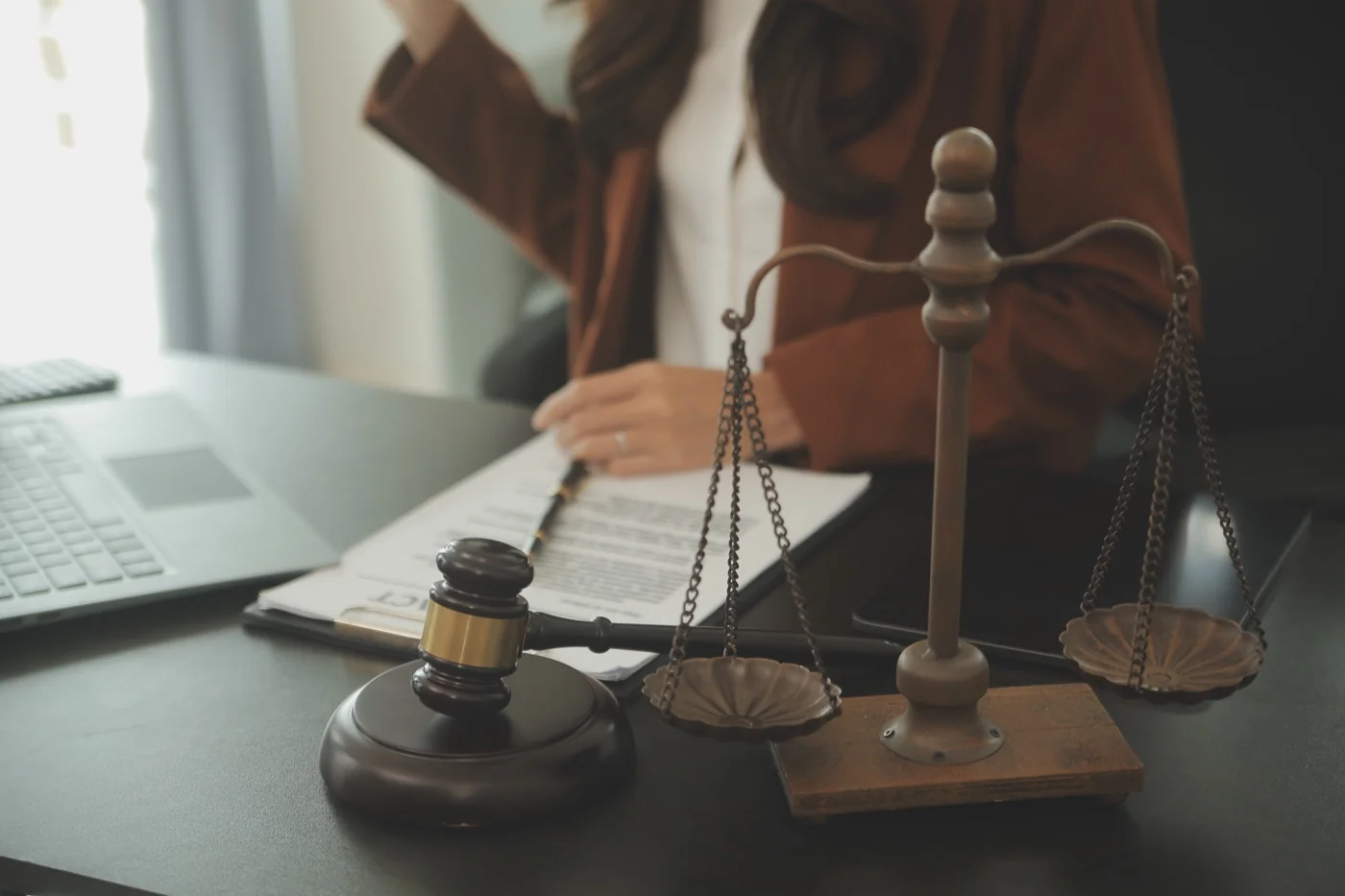 Mazo y balanza de la justicia sobre documentos, contexto de la psicología jurídico forense