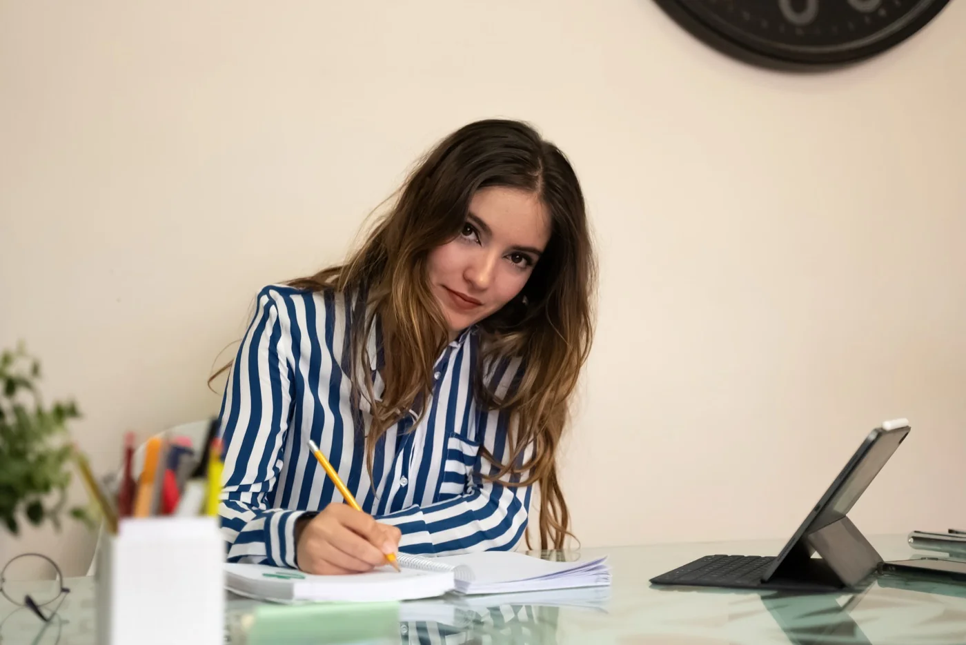Profesional toma apuntes en la capacitación Ley Karin para empresas