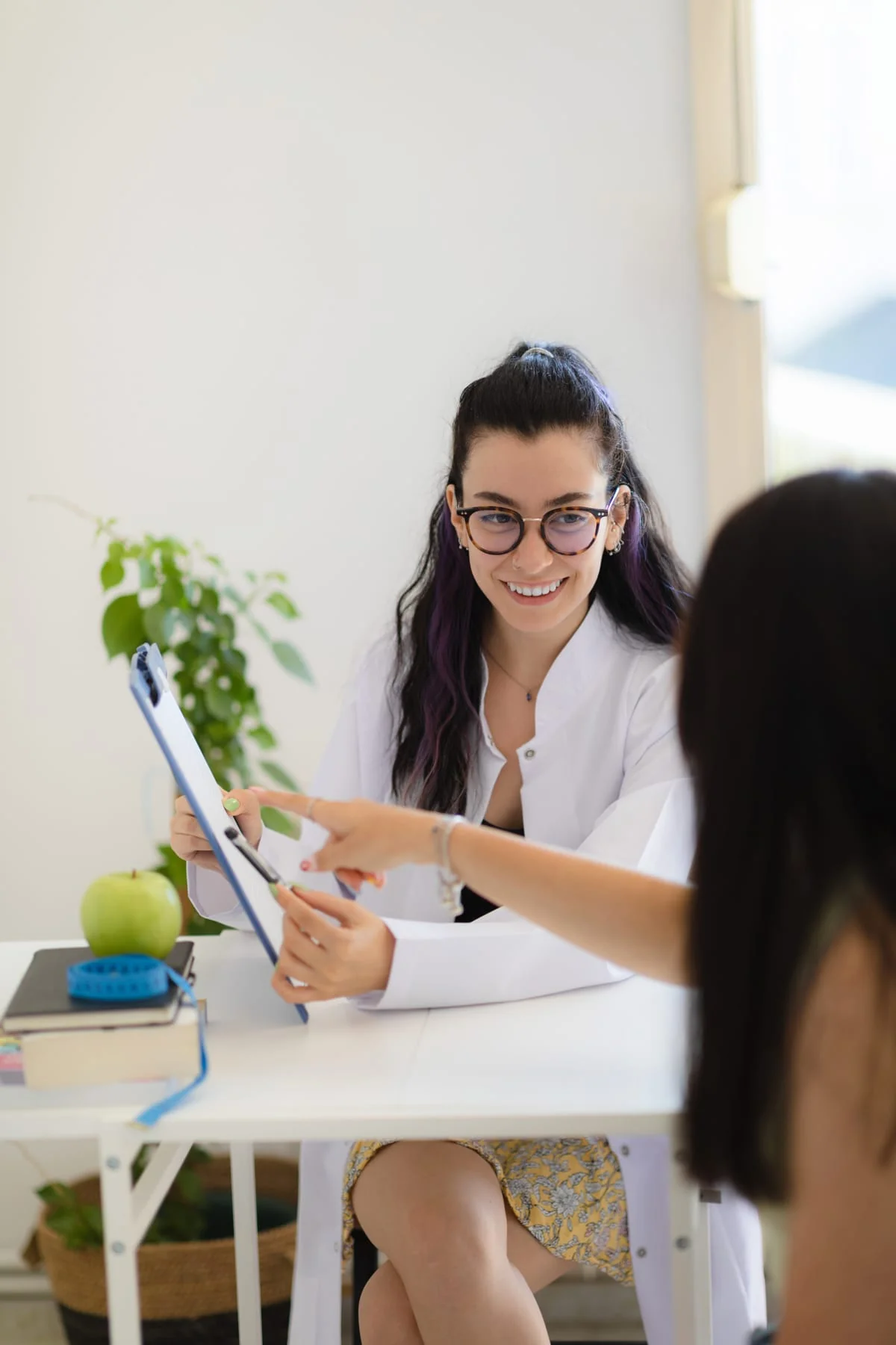 Psicóloga muestra los resultados de la evaluación clínica a una paciente