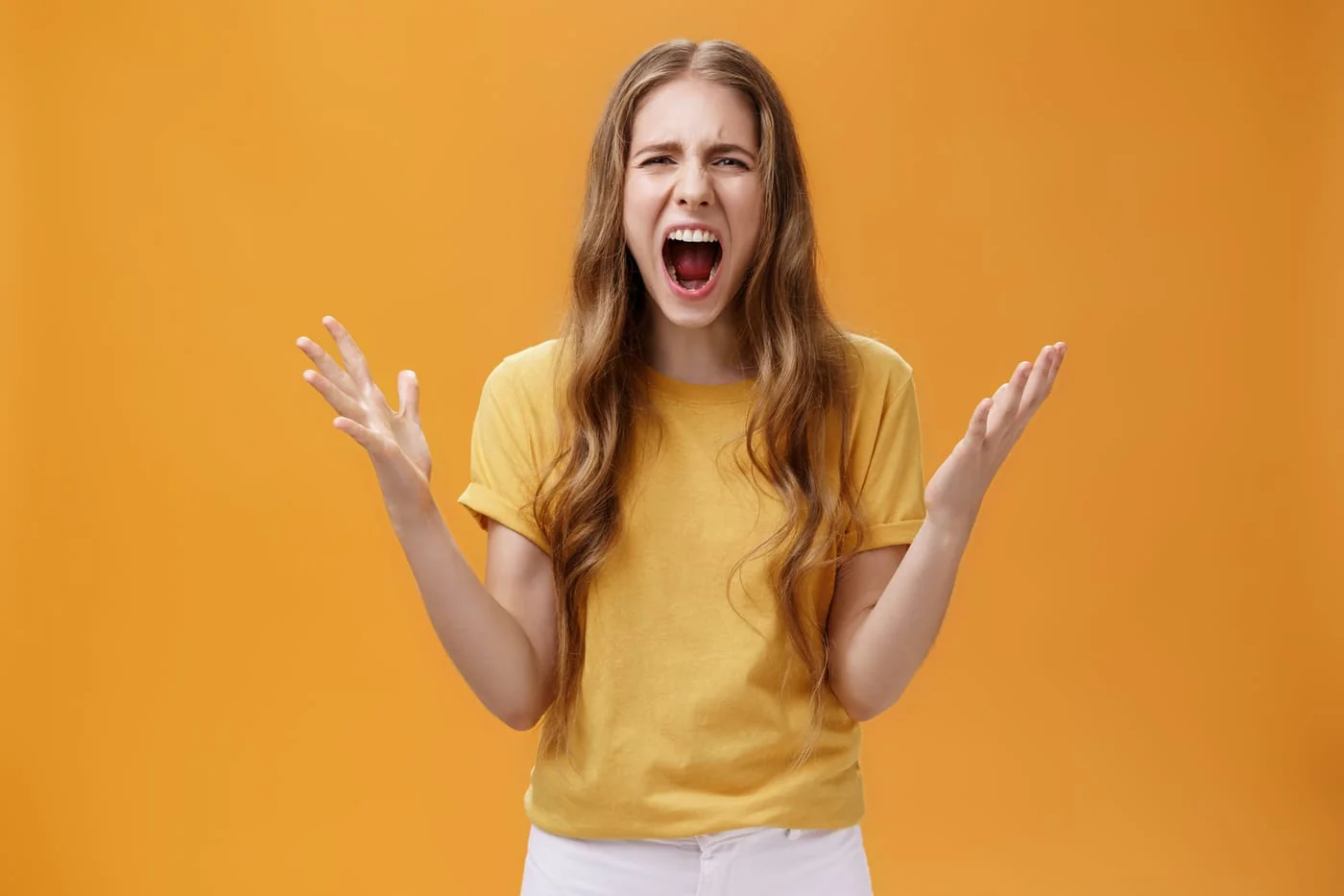 Mujer con expresión de ira intensa, antes de iniciar trabajo en control de impulsos