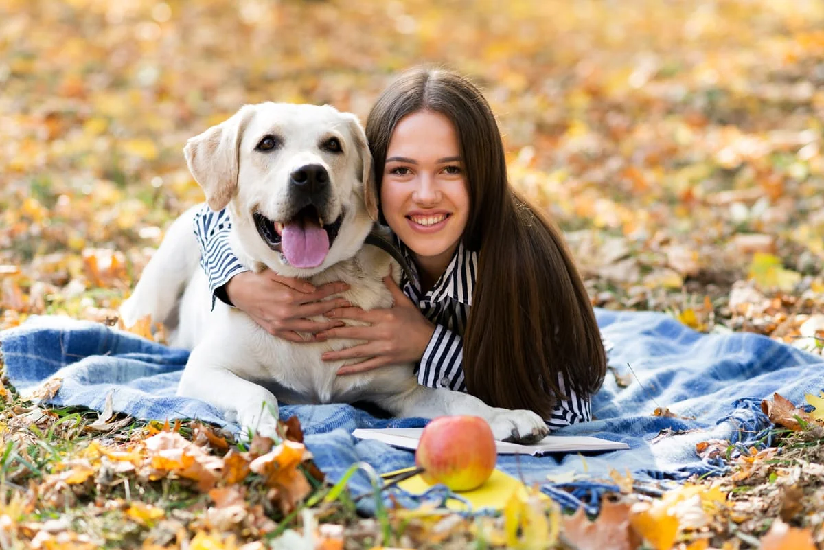 Mujer abraza a su perro, vínculo que sostiene el duelo por una mascota