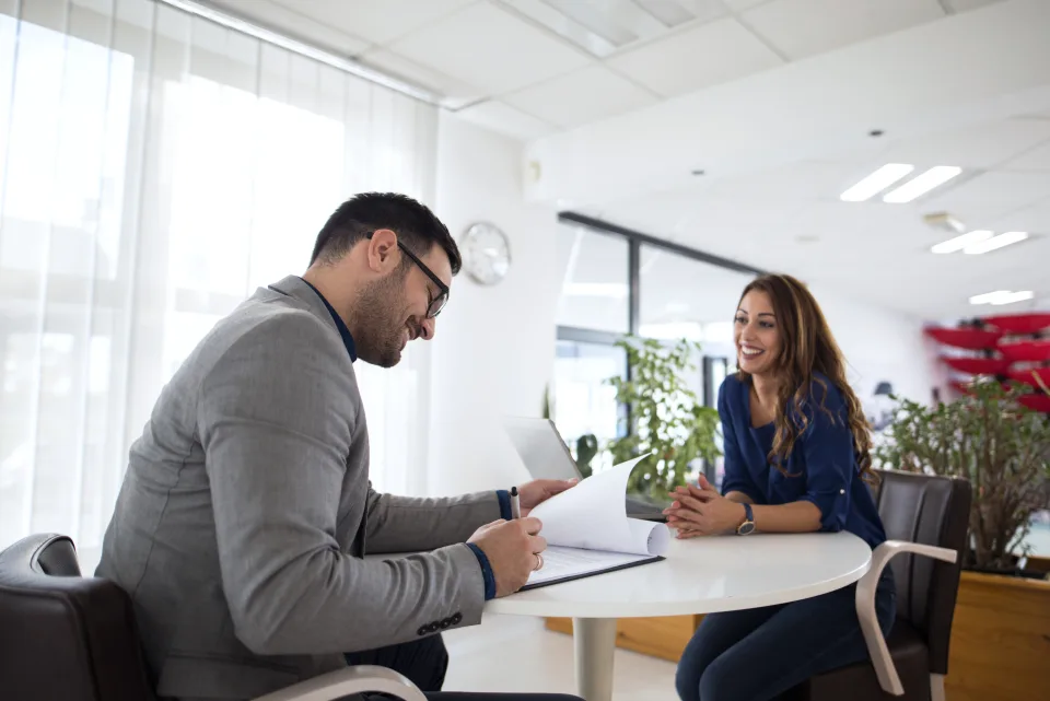 Persona completa una evaluación psicológica con acompañamiento profesional