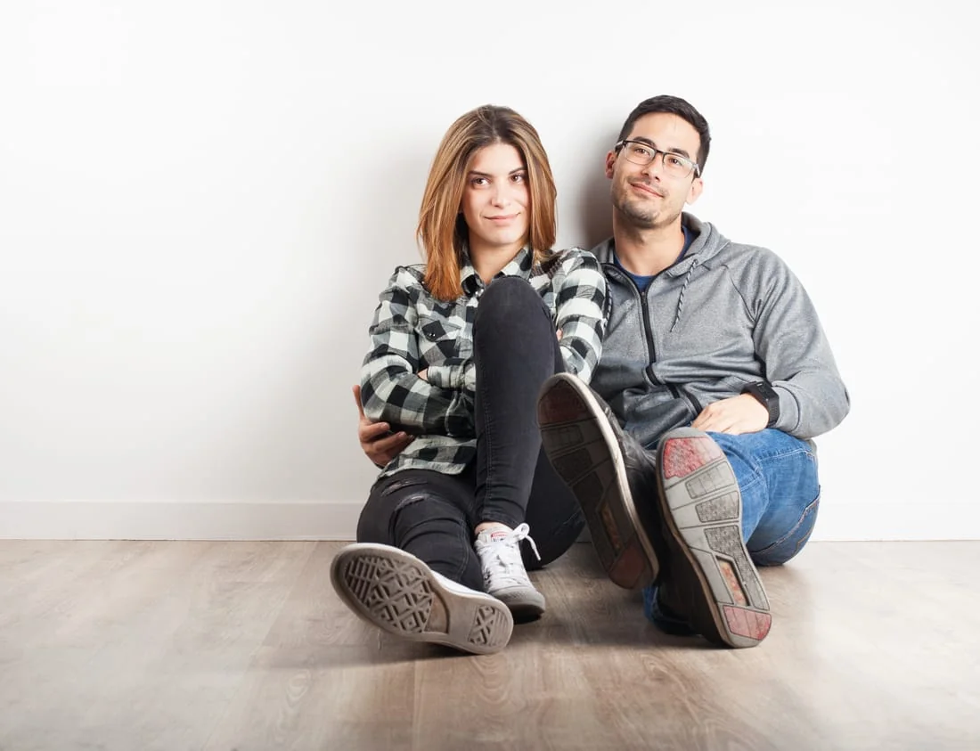 Pareja joven relajada consultando antes de que surja una crisis de pareja