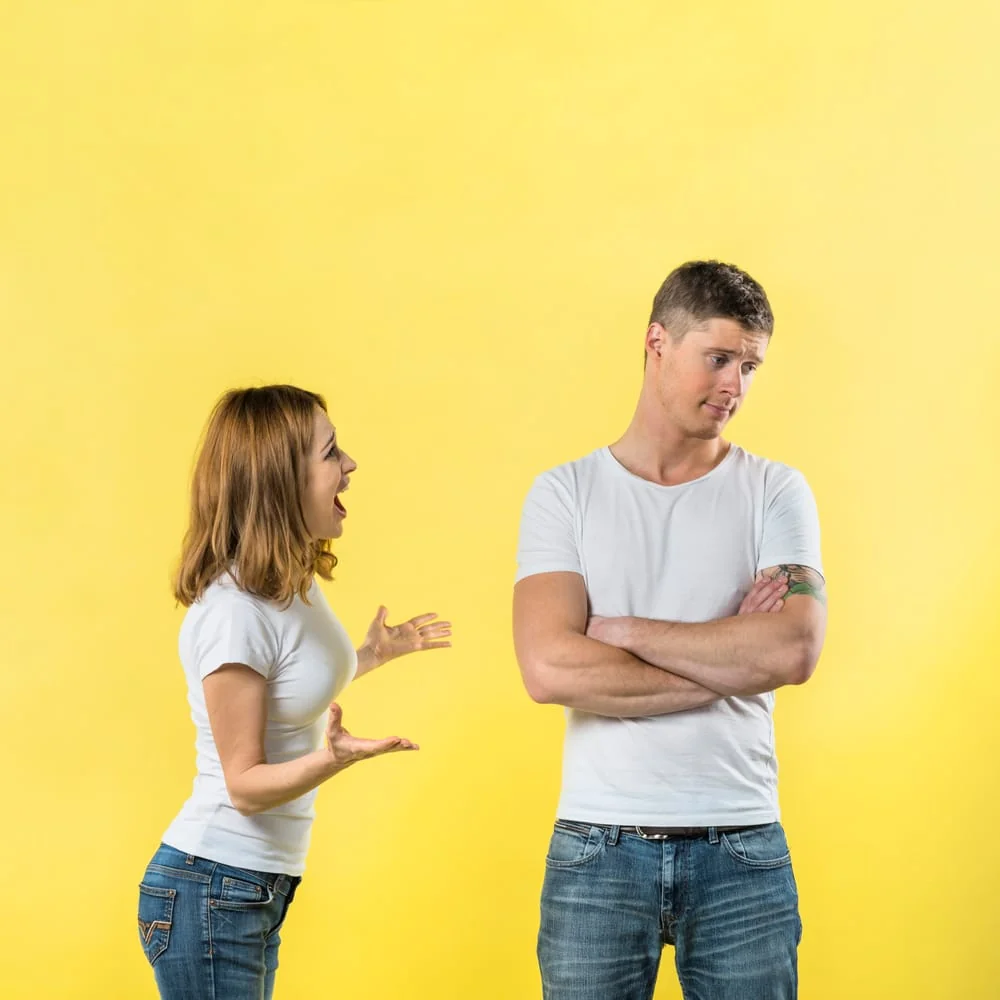 Pareja conversa sobre diferencias de expectativas que no se habían hablado