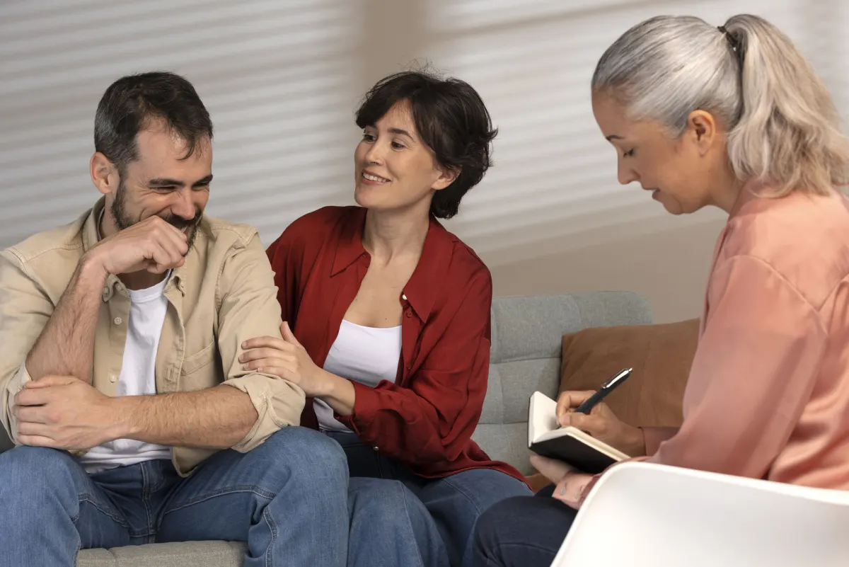 Matrimonio conversa con su psicóloga durante una sesión de terapia matrimonial